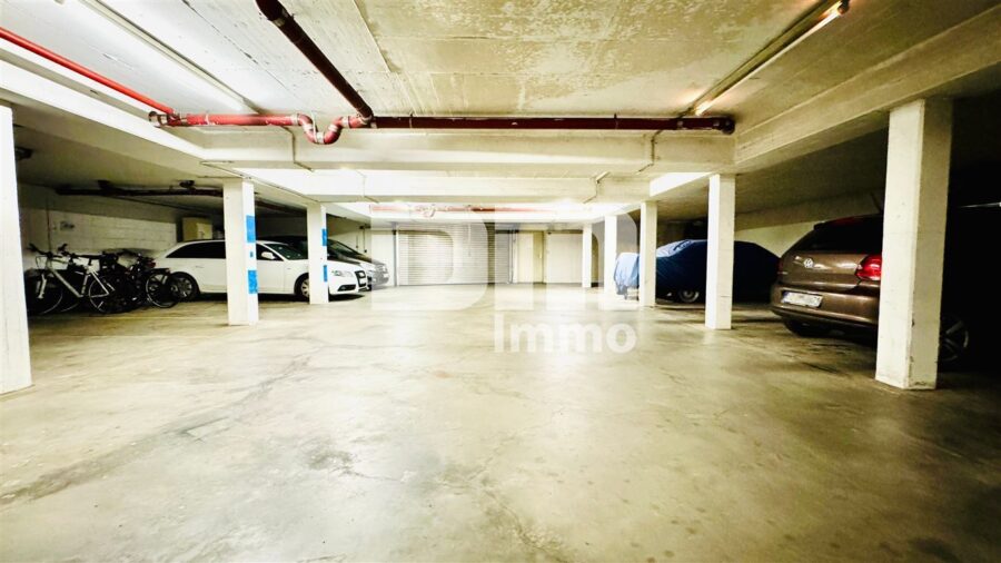 Ladeneinheit und Büro / Praxisfläche teilvermietet im Paket mit umfangreicher Ausstattung - Tiefgarage